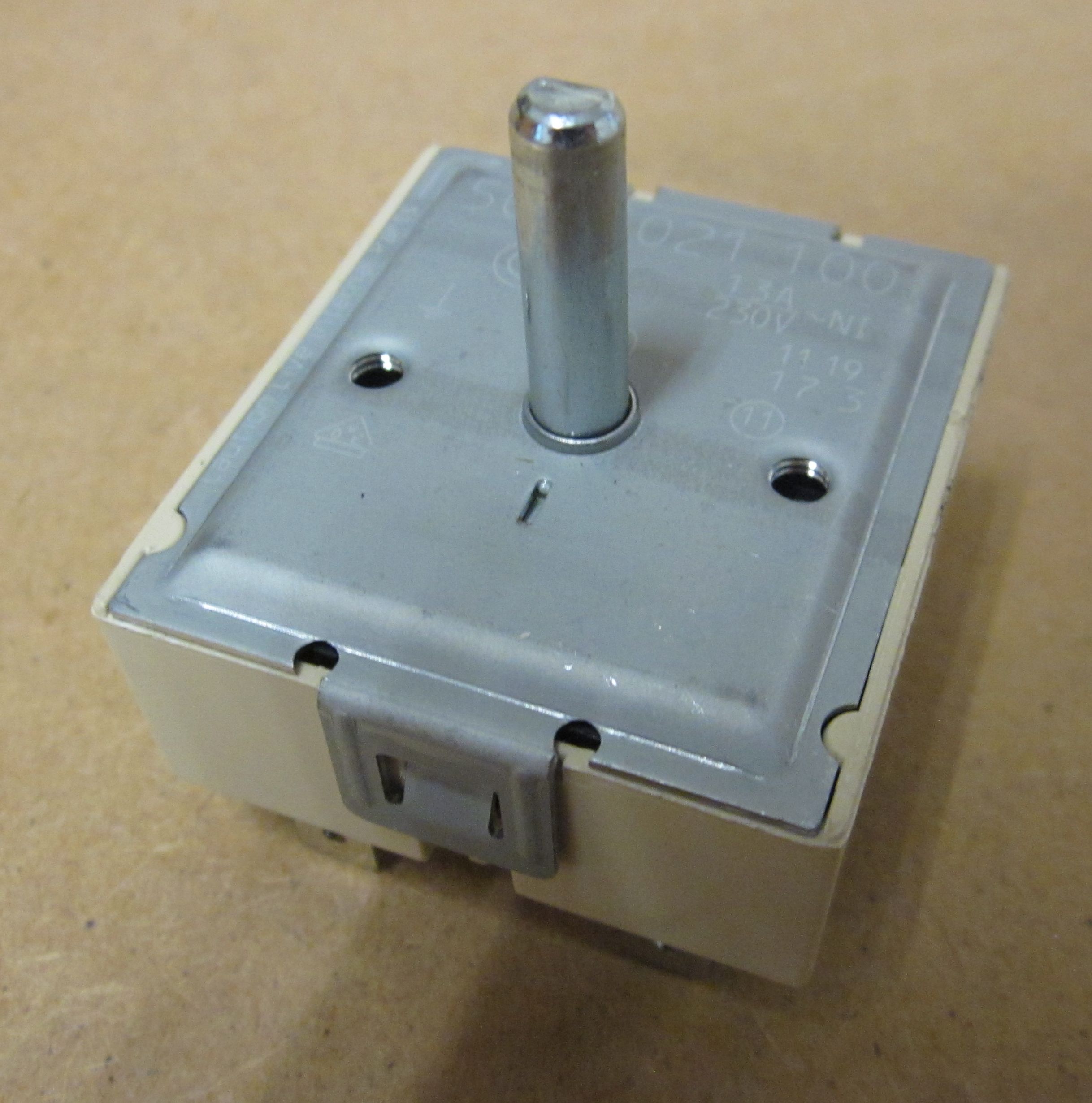 Регулятор мощности конфорки двухзонный 50.55021.100 ARISTON (40CU138 / 481227328268 / 3051706236)