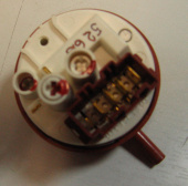 Датчик уровня воды (прессостат) для стиральной машины INDESIT / HOTPOINT-ARISTON (52UN008 / 094717)